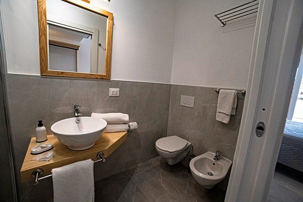 Middle Town Palace Tropea - Beispiel Badezimmer Doppelzimmer (Zimmercodierung DB1)