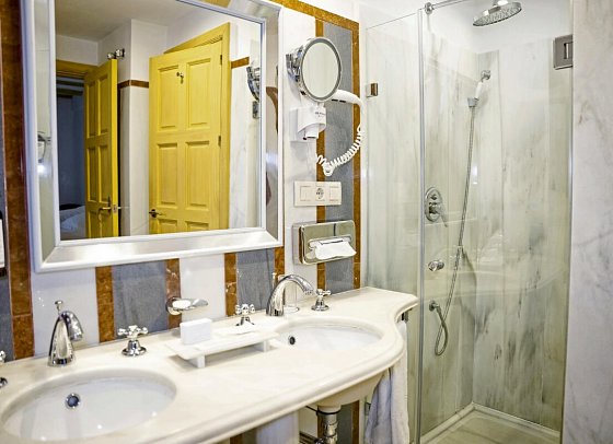 Hotel Las Casas de la Judería de Córdoba - Badbeispiel Doppelzimmer (Zimmercodierung DB1)