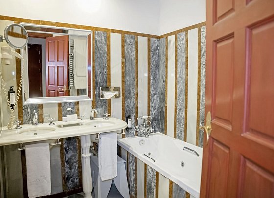 Hotel Las Casas de la Judería de Córdoba - Badbeispiel Doppelzimmer (Zimmercodierung DB1)