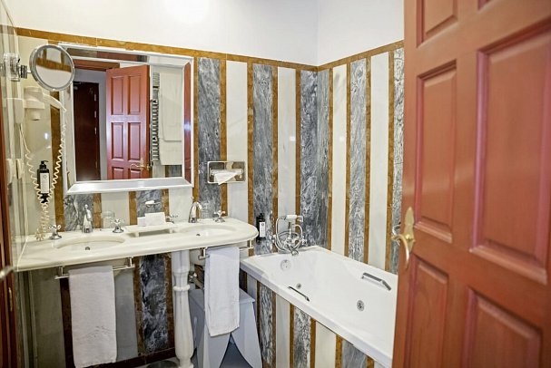 Hotel Las Casas de la Judería de Córdoba - Badbeispiel Doppelzimmer (Zimmercodierung DB1)