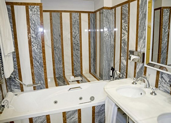 Hotel Las Casas de la Judería de Córdoba - Badbeispiel Doppelzimmer (Zimmercodierung DB1)