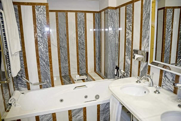 Hotel Las Casas de la Judería de Córdoba - Badbeispiel Doppelzimmer (Zimmercodierung DB1)