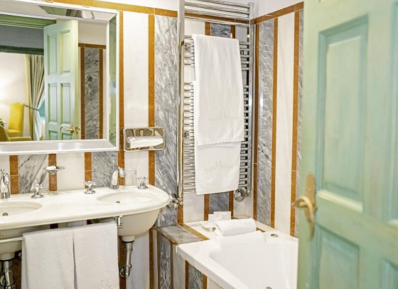 Hotel Las Casas de la Judería de Córdoba - Badbeispiel Doppelzimmer (Zimmercodierung DB1)
