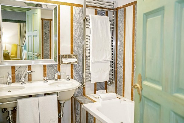 Hotel Las Casas de la Judería de Córdoba - Badbeispiel Doppelzimmer (Zimmercodierung DB1)