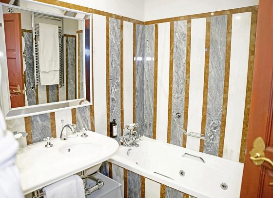 Hotel Las Casas de la Judería de Córdoba - Badbeispiel Doppelzimmer Superior (Zimmercodierung DS1)