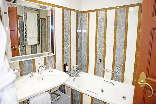 Hotel Las Casas de la Judería de Córdoba - Badbeispiel Doppelzimmer Superior (Zimmercodierung DS1)