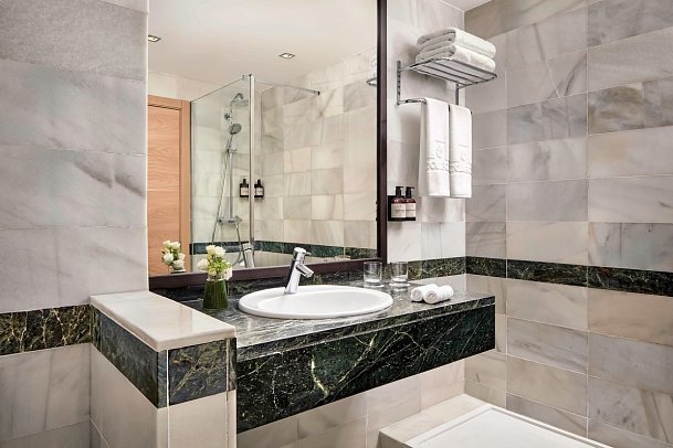 NH Collection Amistad Córdoba - Badbeispiel Dreibettzimmer Premium (Zimmercodierung TM1)