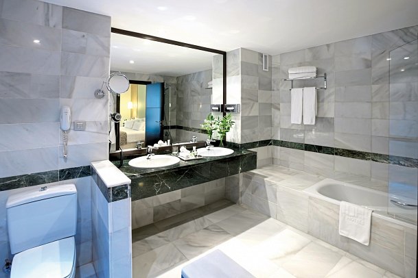 NH Collection Amistad Córdoba - Badbeispiel Doppelzimmer Superior (Zimmercodierung DS1)