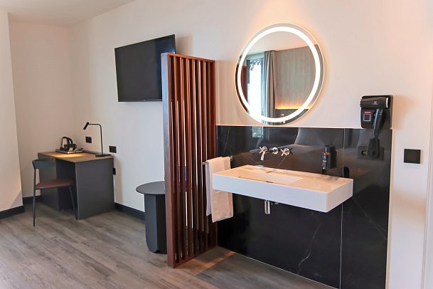 Silken Saaj Maar - Wohnbeispiel Doppelzimmer Deluxe Meerblick (Zimmercodierung DDM)