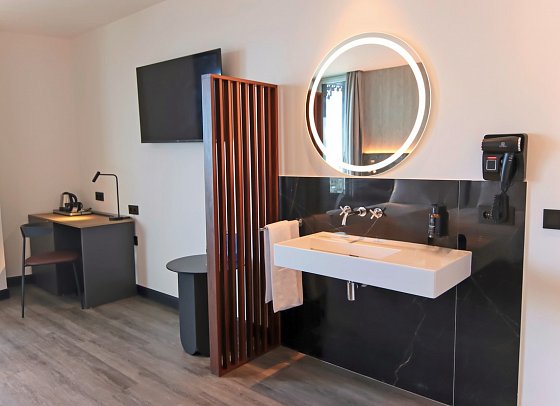 Silken Saaj Maar - Wohnbeispiel Doppelzimmer Deluxe Meerblick (Zimmercodierung DDM)