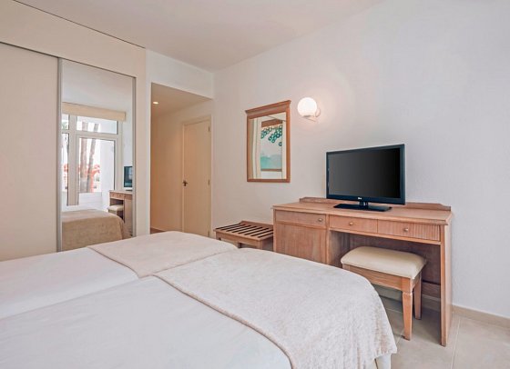 Iberostar Waves Las Dalias - Wohnbeispiel Doppelzimmer Poolblick Premium Terrasse (Zimmercodierungen D5P & D6P)