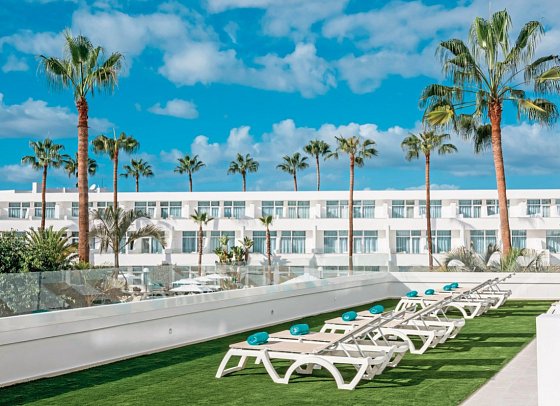 Iberostar Waves Las Dalias - Wohnbeispiel Doppelzimmer Poolblick Premium Terrasse (Zimmercodierungen D5P & D6P)