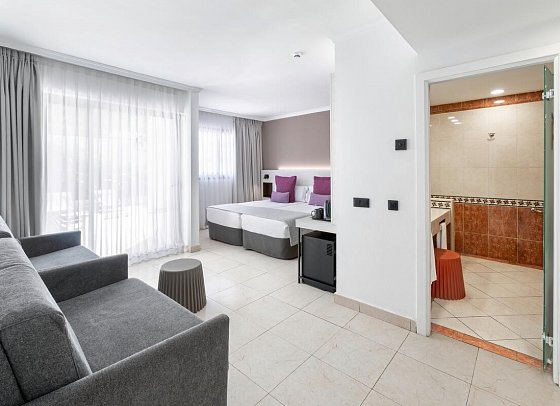 Alexandre Hotel La Siesta - Wohnbeispiel Familienzimmer Superior separates Wohnzimmer (Zimmercodierung FS1)
