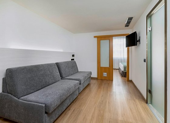 Alexandre Hotel Troya - Wohnbeispiel Familienzimmer Superior mit separatem Wohnzimmer (Zimmercodierung FS1)