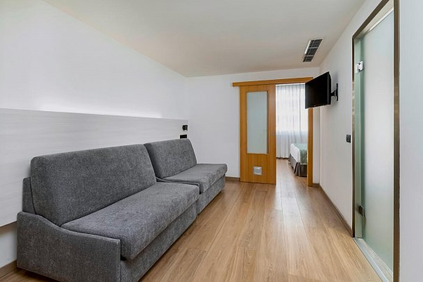Alexandre Hotel Troya - Wohnbeispiel Familienzimmer Superior mit separatem Wohnzimmer (Zimmercodierung FS1)