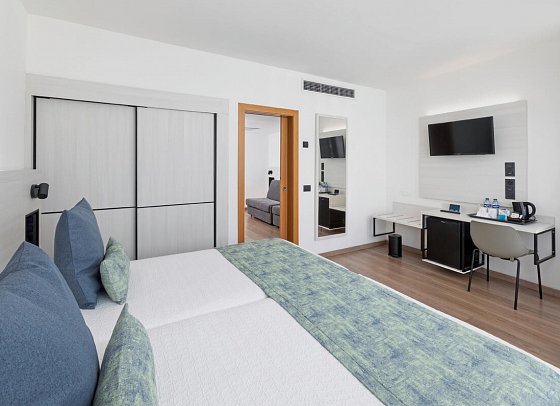 Alexandre Hotel Troya - Wohnbeispiel Familienzimmer Superior mit separatem Wohnzimmer (Zimmercodierung FS1)