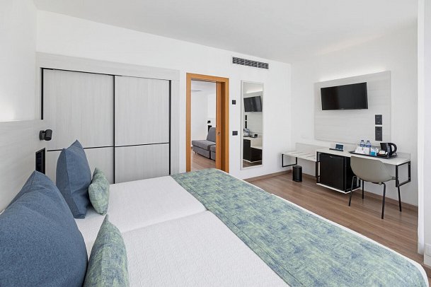 Alexandre Hotel Troya - Wohnbeispiel Familienzimmer Superior mit separatem Wohnzimmer (Zimmercodierung FS1)