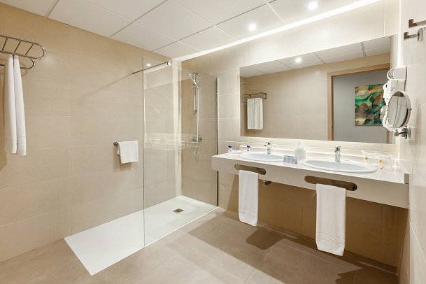 Best Jacaranda - Badbeispel Doppelzimmer (Zimmercodierungen DB1 & DC1)