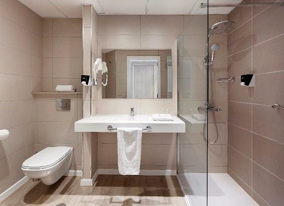 Alua Tenerife - Badbeispiel Doppelzimmer/Doppelzimmer Poolblick (Zimmercodierungen DB1 & DBP)