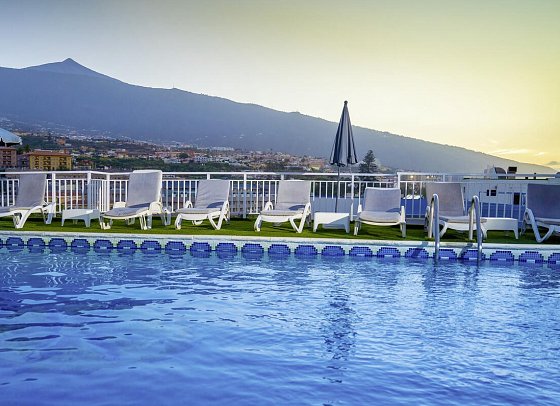 Skyview Hotel by LIVVO