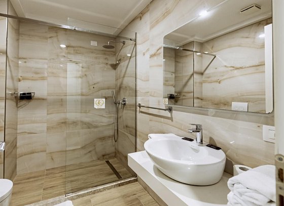 Royal G Hotel & Spa - Beispiel Bad Doppelzimmer (Zimmercodierungen DB1 & DBN)