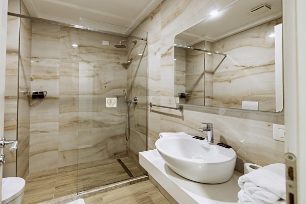 Royal G Hotel & Spa - Beispiel Bad Doppelzimmer (Zimmercodierungen DB1 & DBN)