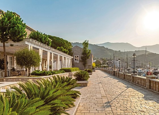 Lazure Hotel & Marina