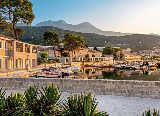 Lazure Hotel & Marina