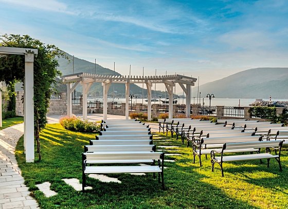 Lazure Hotel & Marina