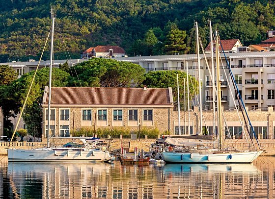 Lazure Hotel & Marina