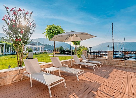 Lazure Hotel & Marina
