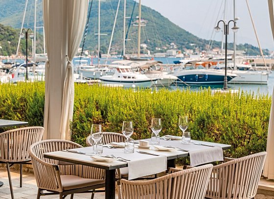 Lazure Hotel & Marina