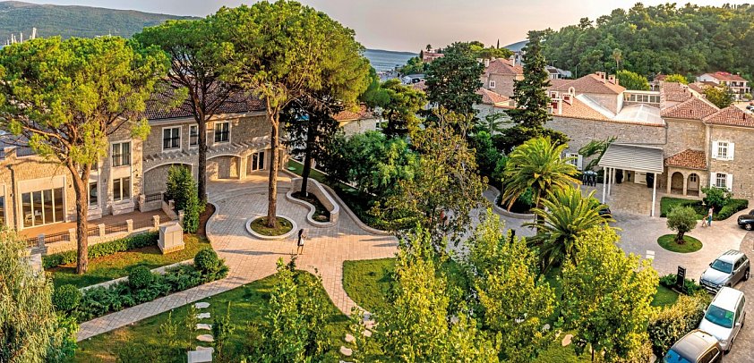 Lazure Hotel & Marina
