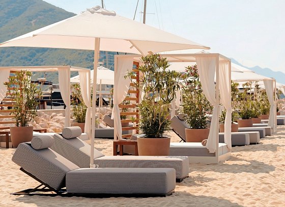 Lazure Hotel & Marina