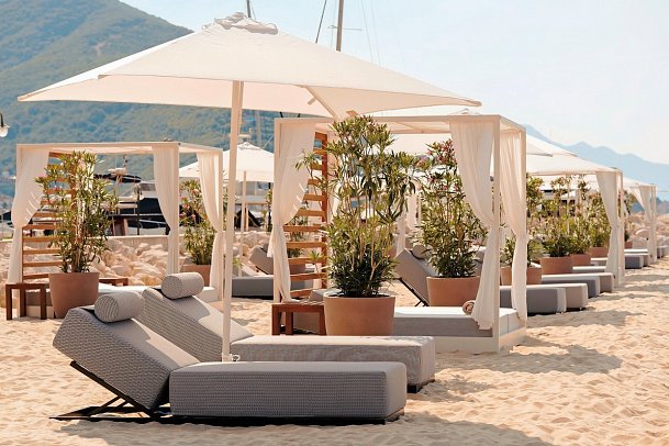 Lazure Hotel & Marina