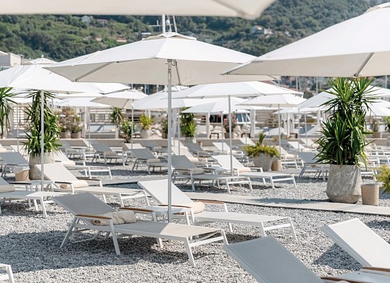 Lazure Hotel & Marina