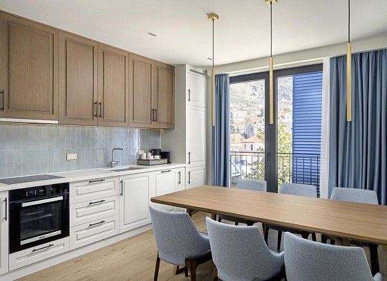 Mövenpick Hotel & Residence Teuta Kotor Bay - Wohnbeispiel Appartement 1 Schlafzimmer Meerblick (Zimmercodierung ABM)