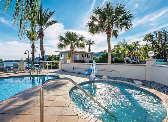 Paddletail Waterfront Lodge