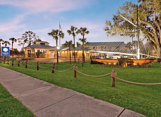 Paddletail Waterfront Lodge