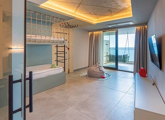 GRIFID Noa - Wohnbeispiel Familienzimmer Deluxe Meerblick (Zimmercodierung FDM)