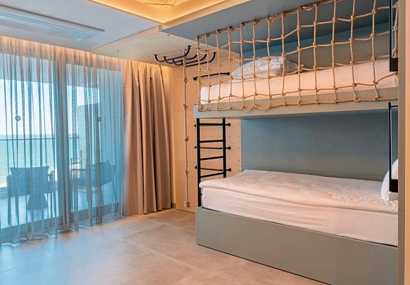 GRIFID Noa - Wohnbeispiel Familienzimmer Deluxe Meerblick (Zimmercodierung FDM)