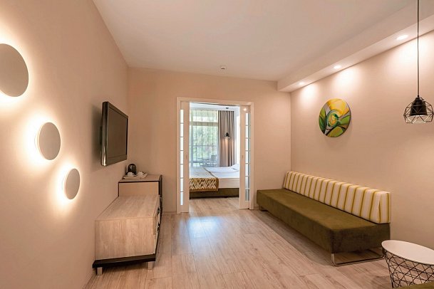 GRIFID Encanto Beach - Wohnbeispiel Familienzimmer Landblick (Zimmercodierung FBL)