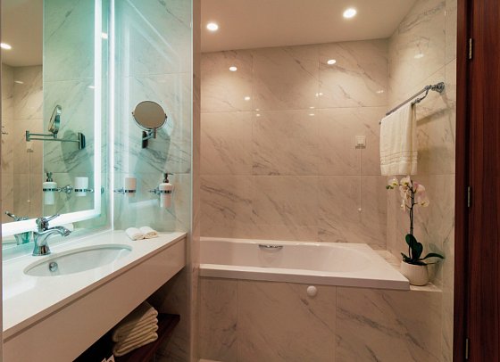 Astor Garden Hotel