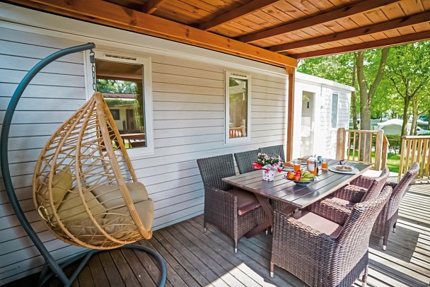 Camping Residence Village (by Happy Camp) - Wohnbeispiel Mobilheim Happy Premium Suite (Zimmercodierungen CM3, CB1 & CM1)