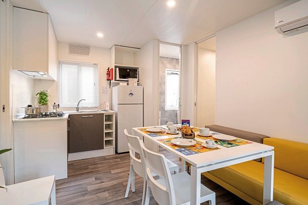 Jesolo Family Resort - Wohnbeispiel Mobilheim Lodge Superior Maxi (Zimmercodierung CB2)