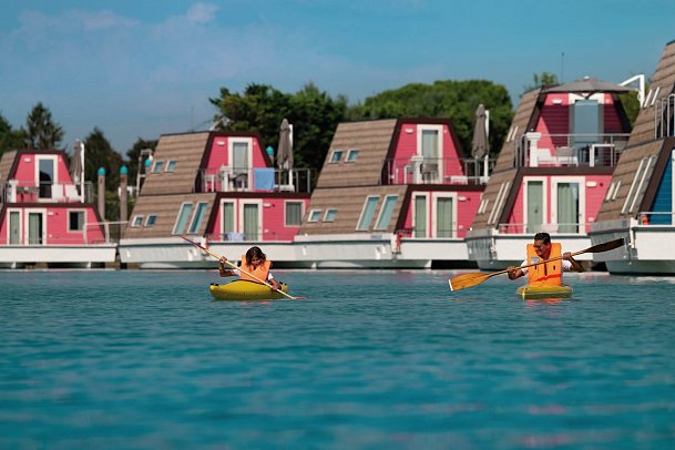 Marina Azzurra Resort - Außenansicht Hausboote River (Zimmercodierungen OB1 & OX1)
