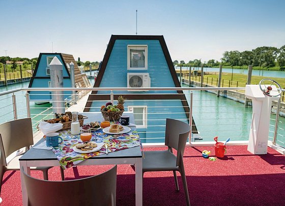 Marina Azzurra Resort - Wohnbeispiel Hausboot Lagoon (Zimmercodierungen OB2 & OX2)