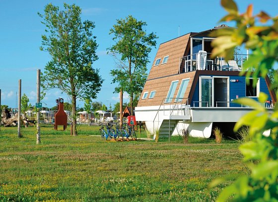 Marina Azzurra Resort - Wohnbeispiel Hausboot Garten (Zimmercodierungen OB3 & OX3)