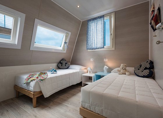 Marina Azzurra Resort - Wohnbeispiel Hausboot Garten (Zimmercodierungen OB3 & OX3)