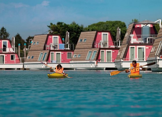 Marina Azzurra Resort - Außenansicht Hausboote River (Zimmercodierungen OB1 & OX1)